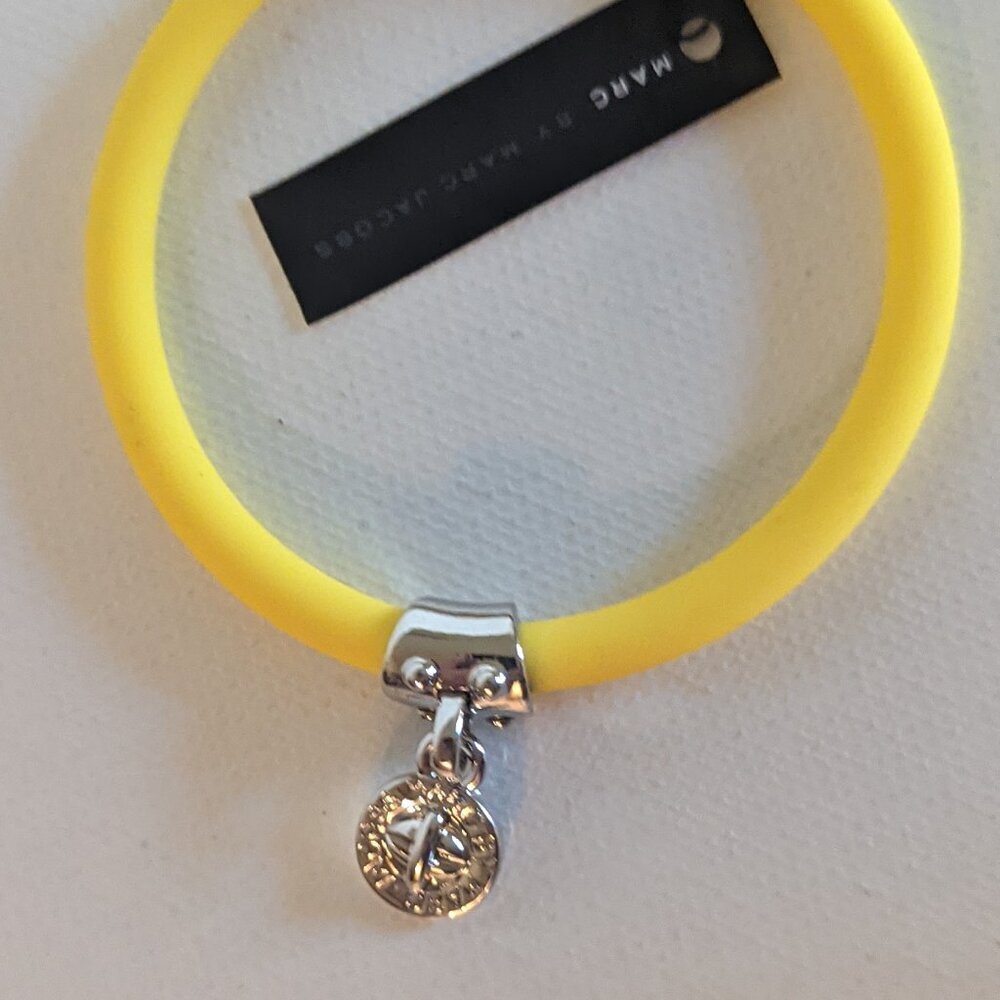 NWT Marc by Marc Jacobs Silver Charm Yellow Silicone Rubber Bracelet Designer - Picture 2 of 6